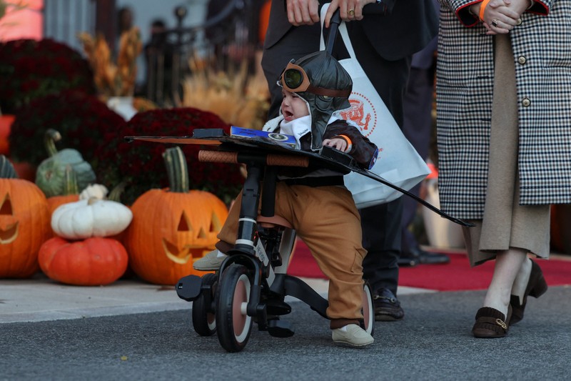 HALLOWEEN-DAY/WHITE HOUSE Presiden AS Donald Trump dan Ibu Negara Melania Trump menjamu anak-anak yang meminta permen selama acara Halloween di Gedung Putih di Washington, D.C., AS, 30 Oktober 2025. REUTERS/Kylie Cooper