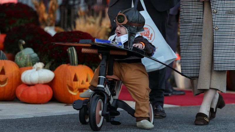 HALLOWEEN-DAY/WHITE HOUSE Presiden AS Donald Trump dan Ibu Negara Melania Trump menjamu anak-anak yang meminta permen selama acara Halloween di Gedung Putih di Washington, D.C., AS, 30 Oktober 2025. REUTERS/Kylie Cooper