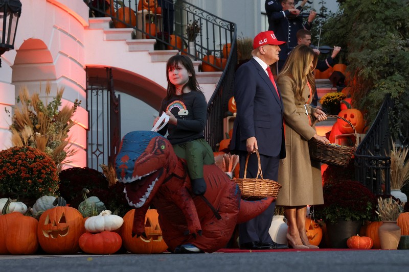 HALLOWEEN-DAY/WHITE HOUSE Presiden AS Donald Trump dan Ibu Negara Melania Trump menjamu anak-anak yang meminta permen selama acara Halloween di Gedung Putih di Washington, D.C., AS, 30 Oktober 2025. REUTERS/Kylie Cooper