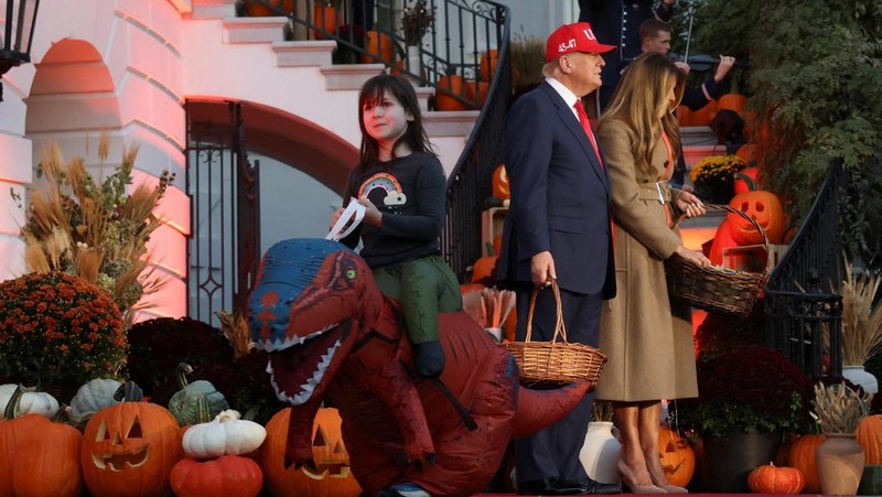 HALLOWEEN-DAY/WHITE HOUSE Presiden AS Donald Trump dan Ibu Negara Melania Trump menjamu anak-anak yang meminta permen selama acara Halloween di Gedung Putih di Washington, D.C., AS, 30 Oktober 2025. REUTERS/Kylie Cooper