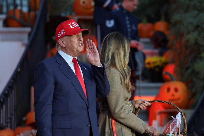HALLOWEEN-DAY/WHITE HOUSE Presiden AS Donald Trump dan Ibu Negara Melania Trump menjamu anak-anak yang meminta permen selama acara Halloween di Gedung Putih di Washington, D.C., AS, 30 Oktober 2025. REUTERS/Kylie Cooper