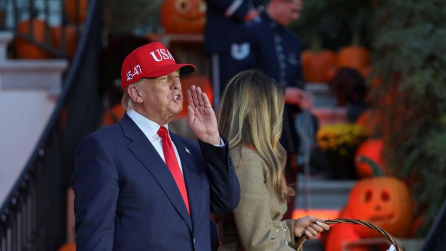 Presiden AS Donald Trump dan Ibu Negara Melania Trump menjamu anak-anak yang meminta permen selama acara Halloween di Gedung Putih di Washington, D.C., AS, 30 Oktober 2025. REUTERS/Kylie Cooper