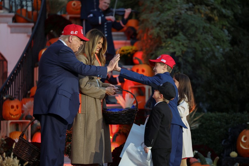 HALLOWEEN-DAY/WHITE HOUSE Presiden AS Donald Trump dan Ibu Negara Melania Trump menjamu anak-anak yang meminta permen selama acara Halloween di Gedung Putih di Washington, D.C., AS, 30 Oktober 2025. REUTERS/Kylie Cooper