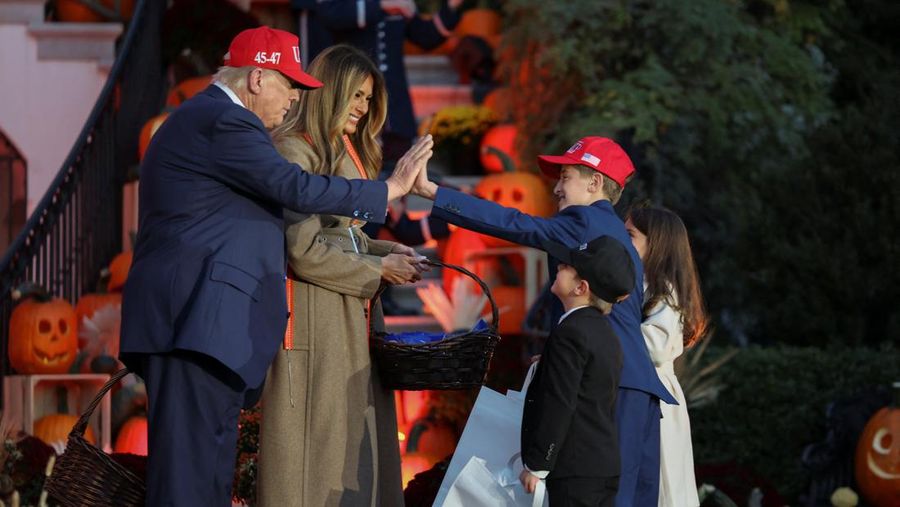 HALLOWEEN-DAY/WHITE HOUSE Presiden AS Donald Trump dan Ibu Negara Melania Trump menjamu anak-anak yang meminta permen selama acara Halloween di Gedung Putih di Washington, D.C., AS, 30 Oktober 2025. REUTERS/Kylie Cooper
