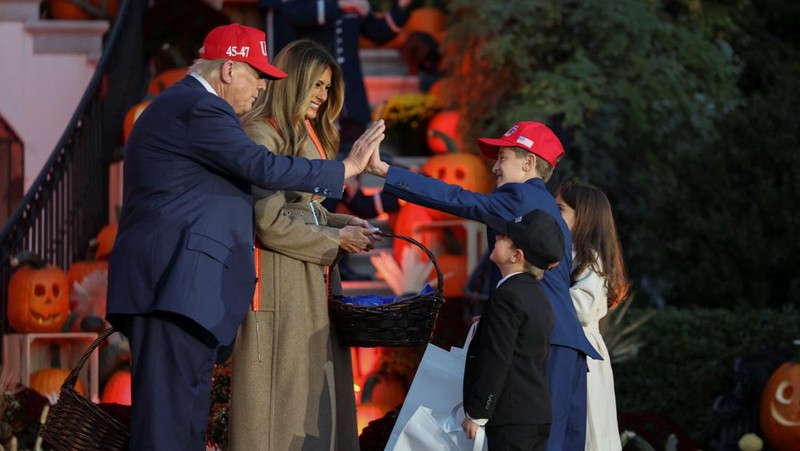 HALLOWEEN-DAY/WHITE HOUSE Presiden AS Donald Trump dan Ibu Negara Melania Trump menjamu anak-anak yang meminta permen selama acara Halloween di Gedung Putih di Washington, D.C., AS, 30 Oktober 2025. REUTERS/Kylie Cooper