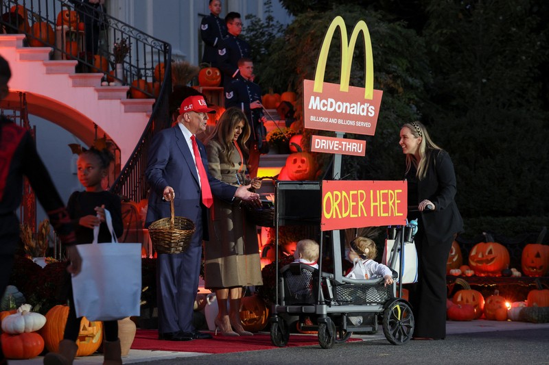 HALLOWEEN-DAY/WHITE HOUSE Presiden AS Donald Trump dan Ibu Negara Melania Trump menjamu anak-anak yang meminta permen selama acara Halloween di Gedung Putih di Washington, D.C., AS, 30 Oktober 2025. REUTERS/Kylie Cooper