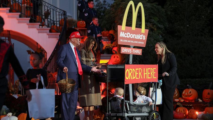 HALLOWEEN-DAY/WHITE HOUSE Presiden AS Donald Trump dan Ibu Negara Melania Trump menjamu anak-anak yang meminta permen selama acara Halloween di Gedung Putih di Washington, D.C., AS, 30 Oktober 2025. REUTERS/Kylie Cooper