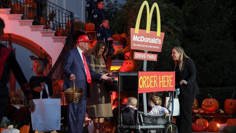 HALLOWEEN-DAY/WHITE HOUSE Presiden AS Donald Trump dan Ibu Negara Melania Trump menjamu anak-anak yang meminta permen selama acara Halloween di Gedung Putih di Washington, D.C., AS, 30 Oktober 2025. REUTERS/Kylie Cooper