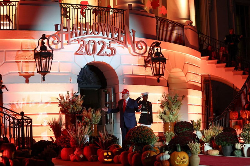 HALLOWEEN-DAY/WHITE HOUSE Presiden AS Donald Trump dan Ibu Negara Melania Trump menjamu anak-anak yang meminta permen selama acara Halloween di Gedung Putih di Washington, D.C., AS, 30 Oktober 2025. REUTERS/Kylie Cooper