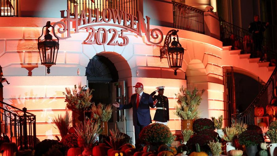 HALLOWEEN-DAY/WHITE HOUSE Presiden AS Donald Trump dan Ibu Negara Melania Trump menjamu anak-anak yang meminta permen selama acara Halloween di Gedung Putih di Washington, D.C., AS, 30 Oktober 2025. REUTERS/Kylie Cooper
