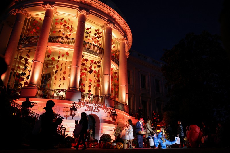 HALLOWEEN-DAY/WHITE HOUSE Presiden AS Donald Trump dan Ibu Negara Melania Trump menjamu anak-anak yang meminta permen selama acara Halloween di Gedung Putih di Washington, D.C., AS, 30 Oktober 2025. REUTERS/Kylie Cooper