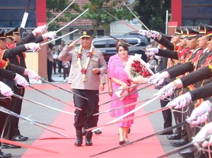 Pedang Pora Sambut Irjen Viktor T Sihombing di Mapolda Babel