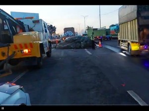 Truk Terguling di Tol JORR Km 17 Arah Kampung Rambutan, Lalin Padat