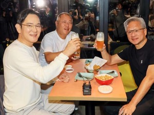 Potret Langka 3 Konglomerat Dunia Nongkrong Bareng Makan Ayam Goreng
