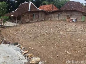 Heboh Pria Sragen Hancurkan Rumah Pakai Backhoe Usai Tuding Istri Selingkuh