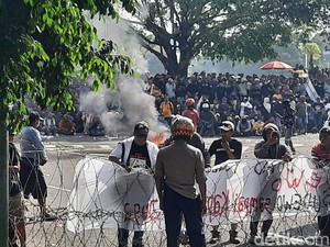 Massa Kawal Paripurna Pemakzulan Bupati Sudewo Bakar Ban