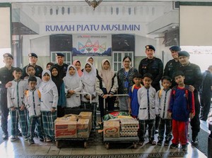 HUT ke-80, Brimob Polda Metro Bagikan Sembako ke Panti Asuhan di Jakpus