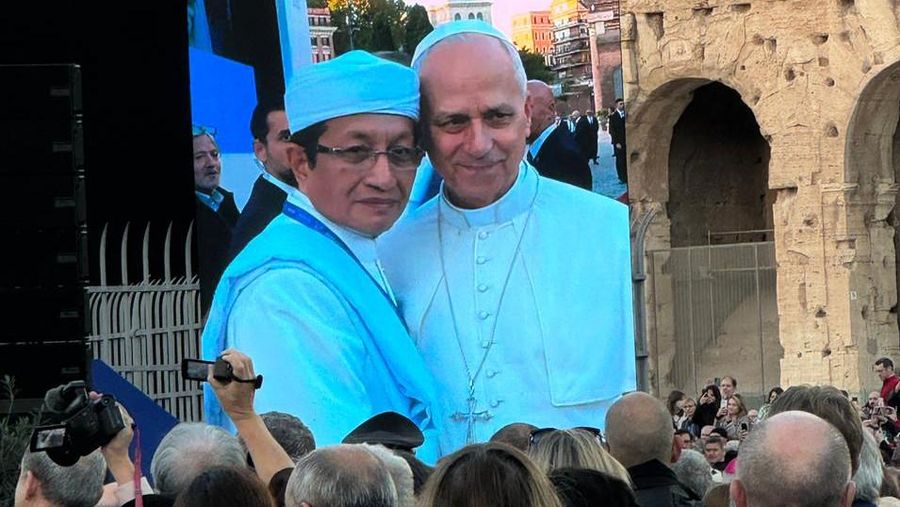 Menteri Agama Nasaruddin Umar bersama Paus Leo XIV di Vatikan-Roma.