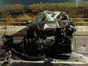 Mobil Ringsek Usai Tabrak Pembatas Jalan di Jakbar, Korban Dibawa ke RS