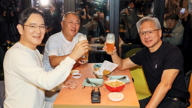 NVIDIA-SOUTHKOREA/ CEO Nvidia Jensen Huang memberikan hadiah kepada Chairman Samsung Electronics Jay Y. Lee dan Chairman Eksekutif Hyundai Motor Group Euisun Chung dalam sebuah pertemuan makan malam di sebuah restoran ayam goreng di Seoul, Korea Selatan, 30 Oktober 2025. Yonhap via REUTERS.