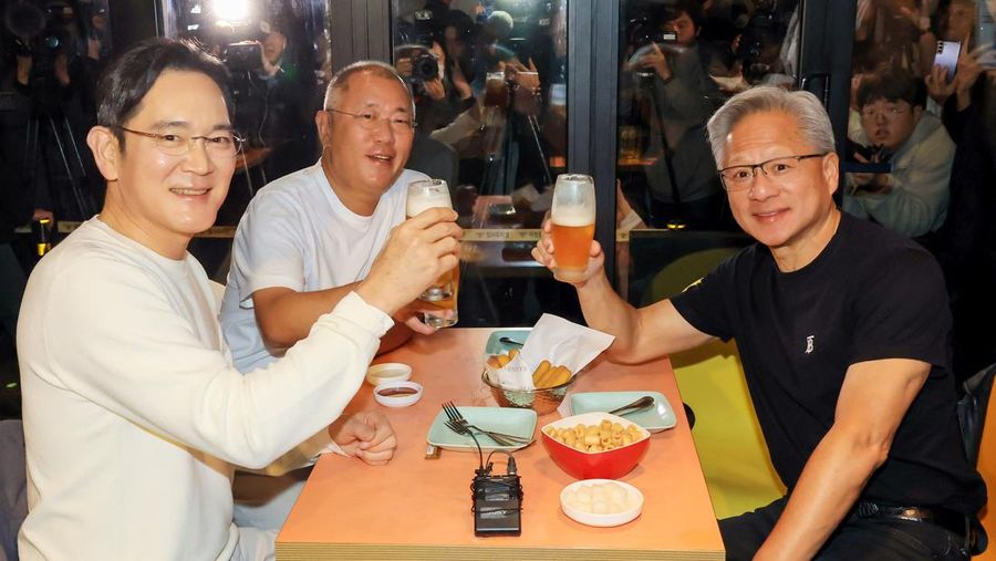 NVIDIA-SOUTHKOREA/ CEO Nvidia Jensen Huang memberikan hadiah kepada Chairman Samsung Electronics Jay Y. Lee dan Chairman Eksekutif Hyundai Motor Group Euisun Chung dalam sebuah pertemuan makan malam di sebuah restoran ayam goreng di Seoul, Korea Selatan, 30 Oktober 2025. Yonhap via REUTERS.
