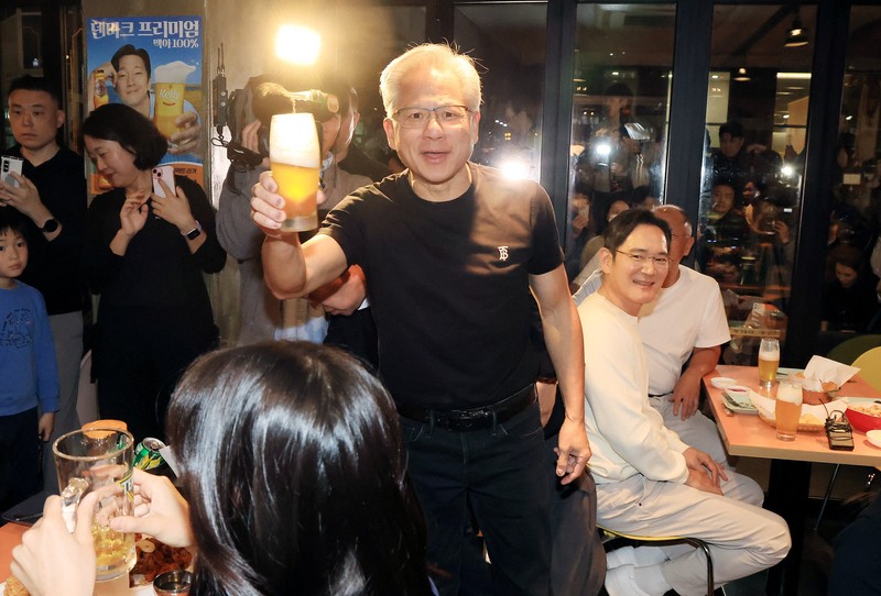 NVIDIA-SOUTHKOREA/ CEO Nvidia Jensen Huang memberikan hadiah kepada Chairman Samsung Electronics Jay Y. Lee dan Chairman Eksekutif Hyundai Motor Group Euisun Chung dalam sebuah pertemuan makan malam di sebuah restoran ayam goreng di Seoul, Korea Selatan, 30 Oktober 2025. Yonhap via REUTERS.