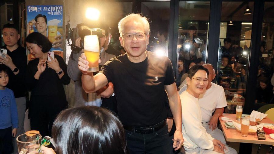 NVIDIA-SOUTHKOREA/ CEO Nvidia Jensen Huang memberikan hadiah kepada Chairman Samsung Electronics Jay Y. Lee dan Chairman Eksekutif Hyundai Motor Group Euisun Chung dalam sebuah pertemuan makan malam di sebuah restoran ayam goreng di Seoul, Korea Selatan, 30 Oktober 2025. Yonhap via REUTERS.