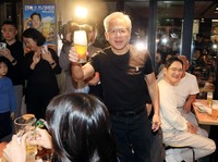 Warga Korea Heboh Manusia Rp 3.000 Triliun Makan Ayam Goreng