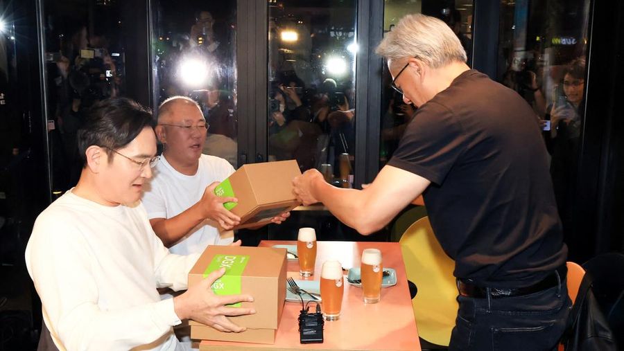 NVIDIA-SOUTHKOREA/ CEO Nvidia Jensen Huang memberikan hadiah kepada Chairman Samsung Electronics Jay Y. Lee dan Chairman Eksekutif Hyundai Motor Group Euisun Chung dalam sebuah pertemuan makan malam di sebuah restoran ayam goreng di Seoul, Korea Selatan, 30 Oktober 2025. Yonhap via REUTERS.