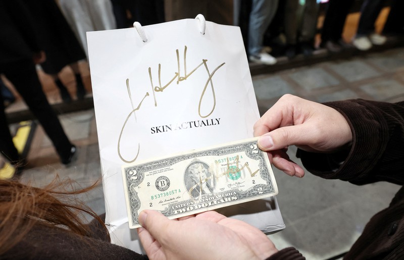 NVIDIA-SOUTHKOREA/ CEO Nvidia Jensen Huang memberikan hadiah kepada Chairman Samsung Electronics Jay Y. Lee dan Chairman Eksekutif Hyundai Motor Group Euisun Chung dalam sebuah pertemuan makan malam di sebuah restoran ayam goreng di Seoul, Korea Selatan, 30 Oktober 2025. Yonhap via REUTERS.