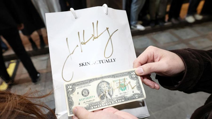 NVIDIA-SOUTHKOREA/ CEO Nvidia Jensen Huang memberikan hadiah kepada Chairman Samsung Electronics Jay Y. Lee dan Chairman Eksekutif Hyundai Motor Group Euisun Chung dalam sebuah pertemuan makan malam di sebuah restoran ayam goreng di Seoul, Korea Selatan, 30 Oktober 2025. Yonhap via REUTERS.