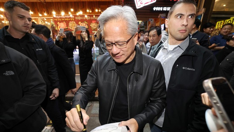 NVIDIA-SOUTHKOREA/ CEO Nvidia Jensen Huang memberikan hadiah kepada Chairman Samsung Electronics Jay Y. Lee dan Chairman Eksekutif Hyundai Motor Group Euisun Chung dalam sebuah pertemuan makan malam di sebuah restoran ayam goreng di Seoul, Korea Selatan, 30 Oktober 2025. Yonhap via REUTERS.