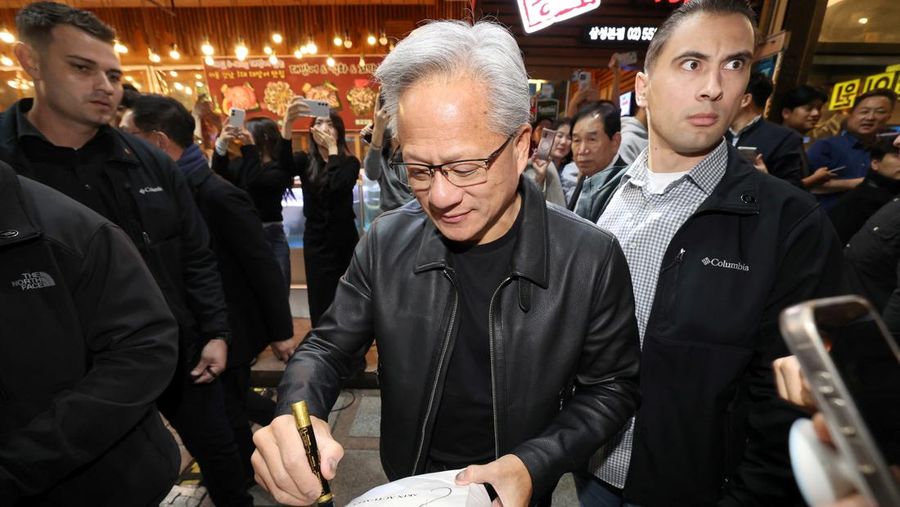 NVIDIA-SOUTHKOREA/ CEO Nvidia Jensen Huang memberikan hadiah kepada Chairman Samsung Electronics Jay Y. Lee dan Chairman Eksekutif Hyundai Motor Group Euisun Chung dalam sebuah pertemuan makan malam di sebuah restoran ayam goreng di Seoul, Korea Selatan, 30 Oktober 2025. Yonhap via REUTERS.