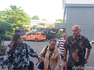 Keluarga Jenguk Onadio Leonardo di Polres Jakbar
