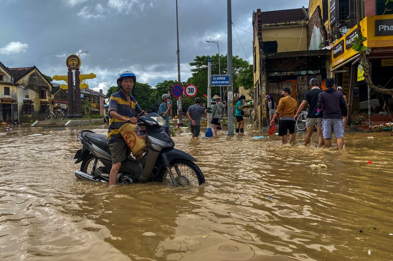 Seorang pria membersihkan puing-puing dari daerah banjir di Hoi An, menyusul banjir mematikan di Vietnam tengah, 31 Oktober 2025. Seorang pria membersihkan puing-puing dari daerah banjir di Hoi An, menyusul banjir mematikan di Vietnam tengah, 31 Oktober 2025. (REUTERS/Thinh Nguyen)