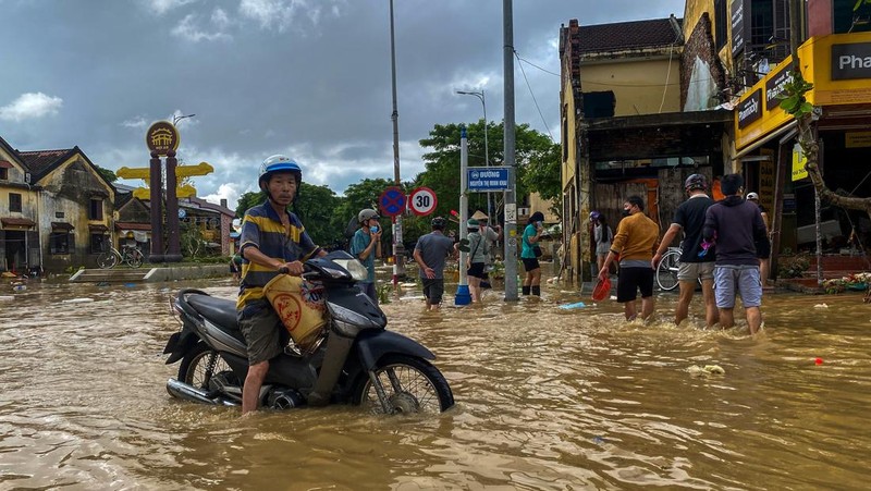 Seorang pria membersihkan puing-puing dari daerah banjir di Hoi An, menyusul banjir mematikan di Vietnam tengah, 31 Oktober 2025. Seorang pria membersihkan puing-puing dari daerah banjir di Hoi An, menyusul banjir mematikan di Vietnam tengah, 31 Oktober 2025. (REUTERS/Thinh Nguyen)