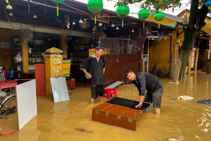 Seorang pria membersihkan puing-puing dari daerah banjir di Hoi An, menyusul banjir mematikan di Vietnam tengah, 31 Oktober 2025. Seorang pria membersihkan puing-puing dari daerah banjir di Hoi An, menyusul banjir mematikan di Vietnam tengah, 31 Oktober 2025. (REUTERS/Thinh Nguyen)
