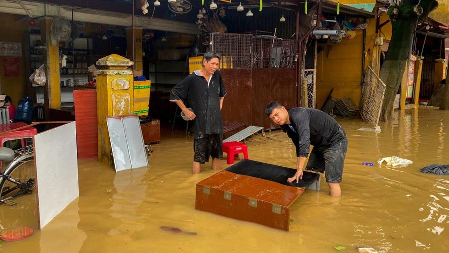 Seorang pria membersihkan puing-puing dari daerah banjir di Hoi An, menyusul banjir mematikan di Vietnam tengah, 31 Oktober 2025. Seorang pria membersihkan puing-puing dari daerah banjir di Hoi An, menyusul banjir mematikan di Vietnam tengah, 31 Oktober 2025. (REUTERS/Thinh Nguyen)