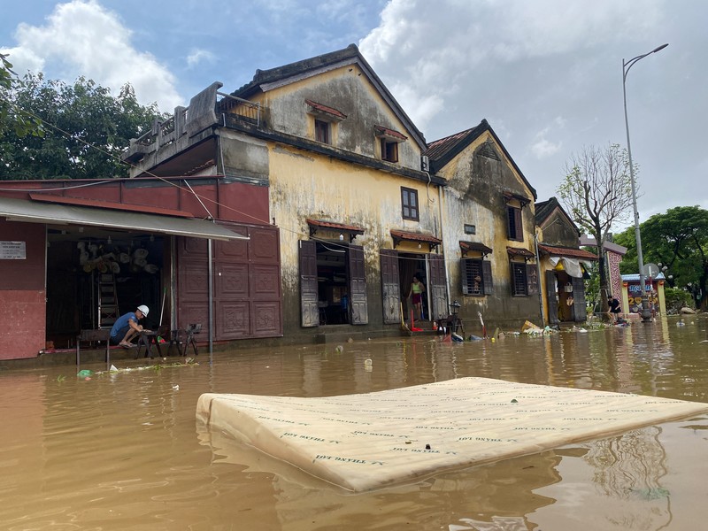 Seorang pria membersihkan puing-puing dari daerah banjir di Hoi An, menyusul banjir mematikan di Vietnam tengah, 31 Oktober 2025. Seorang pria membersihkan puing-puing dari daerah banjir di Hoi An, menyusul banjir mematikan di Vietnam tengah, 31 Oktober 2025. (REUTERS/Thinh Nguyen)
