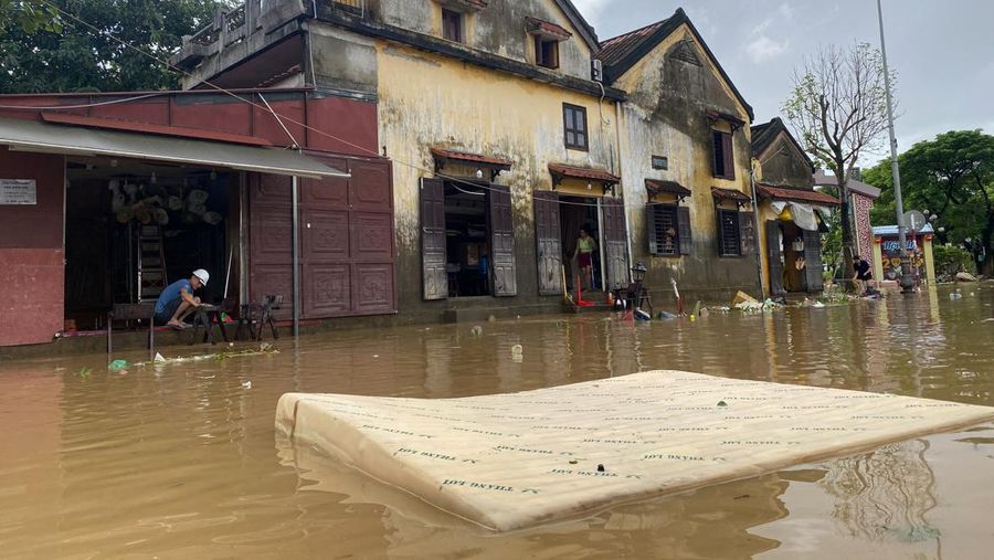Seorang pria membersihkan puing-puing dari daerah banjir di Hoi An, menyusul banjir mematikan di Vietnam tengah, 31 Oktober 2025. Seorang pria membersihkan puing-puing dari daerah banjir di Hoi An, menyusul banjir mematikan di Vietnam tengah, 31 Oktober 2025. (REUTERS/Thinh Nguyen)