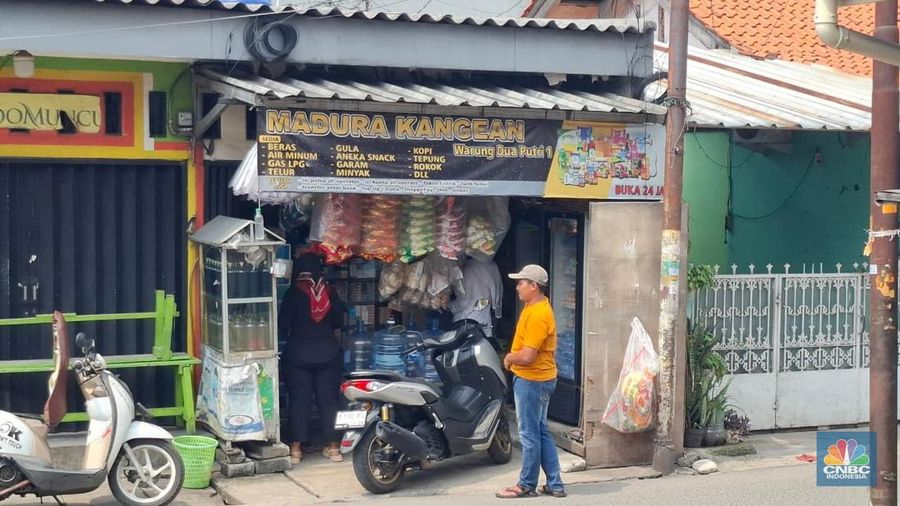 Pantauan harga sembako di Warung Madura di Petukangan Utara, Jaksel, Jumat (31/10/2025). (CNBC Indonesia/Chandra Dwi Pranata)