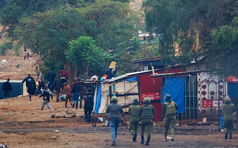 Polisi anti huru hara Tanzania membubarkan demonstran selama protes keras yang menodai pemilu menyusul diskualifikasi dua kandidat oposisi terkemuka di Dar es Salaam, Tanzania, 29 Oktober 2025. Polisi anti huru hara Tanzania membubarkan demonstran selama protes keras yang menodai pemilu menyusul diskualifikasi dua kandidat oposisi terkemuka di Dar es Salaam, Tanzania, 29 Oktober 2025. (REUTERS/Onsase Ochando)