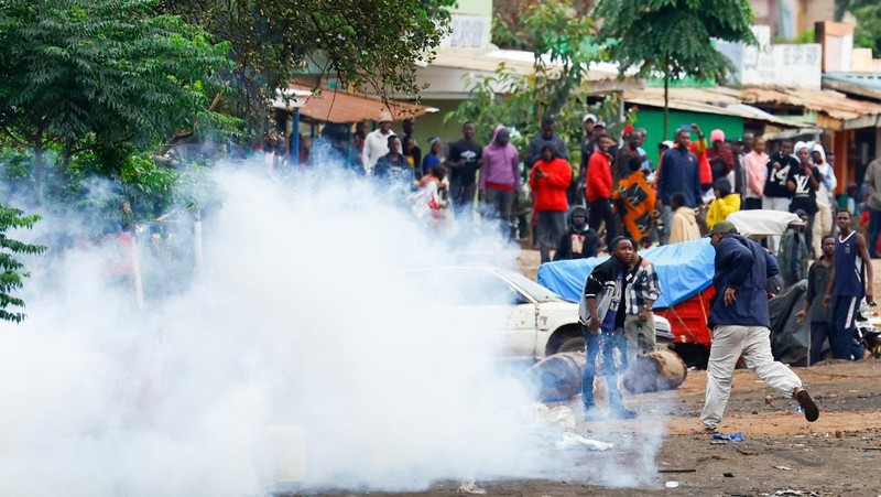 Polisi anti huru hara Tanzania membubarkan demonstran selama protes keras yang menodai pemilu menyusul diskualifikasi dua kandidat oposisi terkemuka di Dar es Salaam, Tanzania, 29 Oktober 2025. Polisi anti huru hara Tanzania membubarkan demonstran selama protes keras yang menodai pemilu menyusul diskualifikasi dua kandidat oposisi terkemuka di Dar es Salaam, Tanzania, 29 Oktober 2025. (REUTERS/Onsase Ochando)