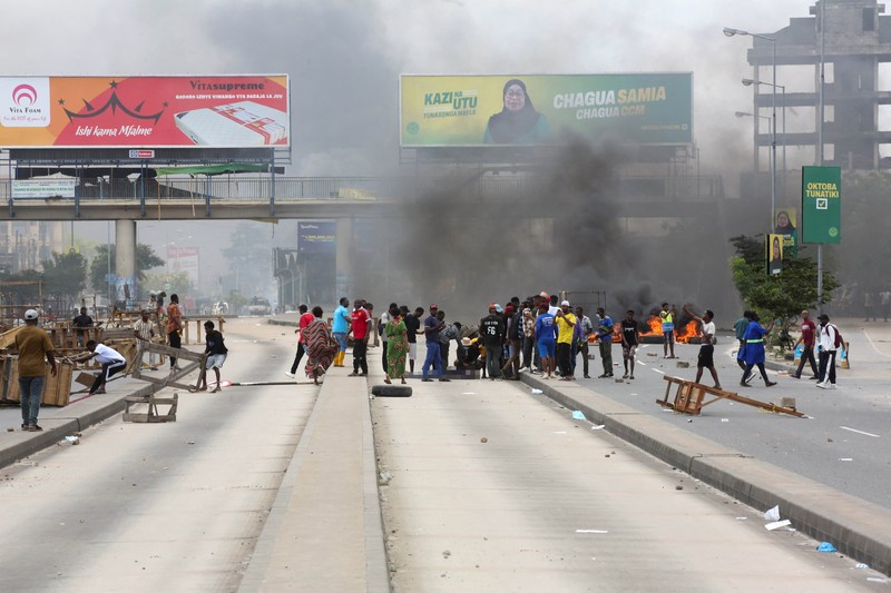 Polisi anti huru hara Tanzania membubarkan demonstran selama protes keras yang menodai pemilu menyusul diskualifikasi dua kandidat oposisi terkemuka di Dar es Salaam, Tanzania, 29 Oktober 2025. Polisi anti huru hara Tanzania membubarkan demonstran selama protes keras yang menodai pemilu menyusul diskualifikasi dua kandidat oposisi terkemuka di Dar es Salaam, Tanzania, 29 Oktober 2025. (REUTERS/Onsase Ochando)