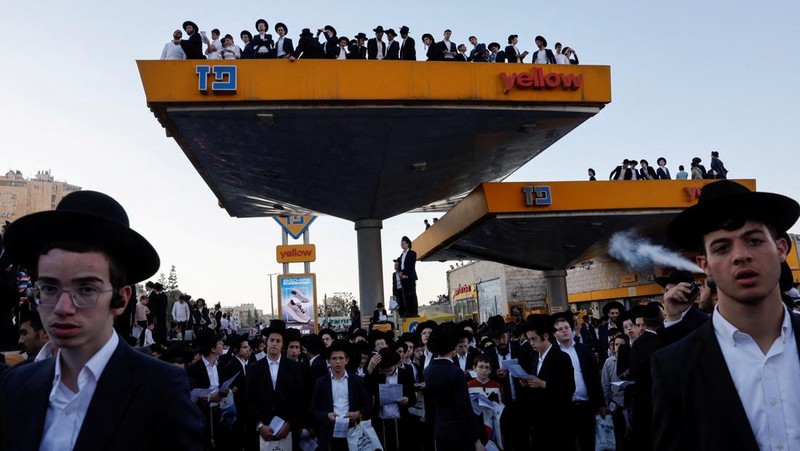 Pria Yahudi Ultra-Ortodoks berkumpul di dan di bawah Jembatan Chords selama protes  Pria Yahudi Ultra-Ortodoks berkumpul di dan di bawah Jembatan Chords selama protes