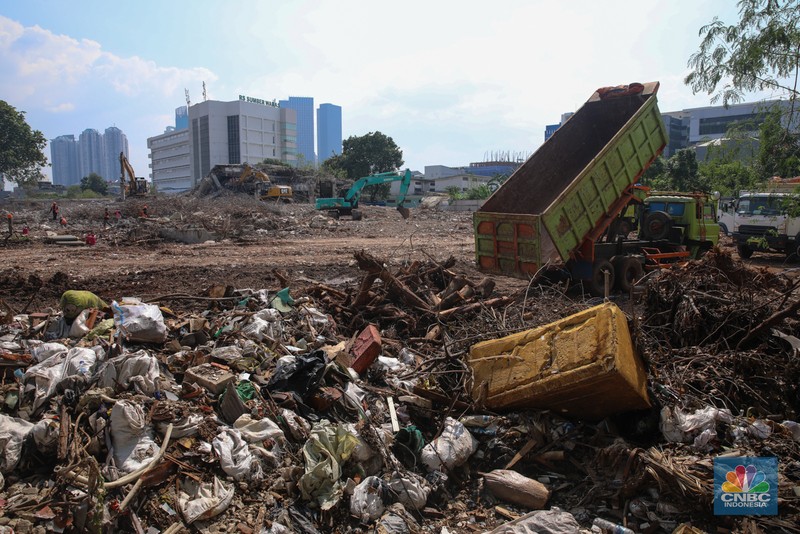 Pekerja menggunakan alat berat membongkar bangunan lama di lahan bekas Rumah Sakit (RS) Sumber Waras, Grogol, Jakarta, Jumat (31/10/2025). Pekerja menggunakan alat berat membongkar bangunan lama di lahan bekas Rumah Sakit (RS) Sumber Waras, Grogol, Jakarta, Jumat (31/10/2025). (CNBC Indonesia/Faisal Rahman)