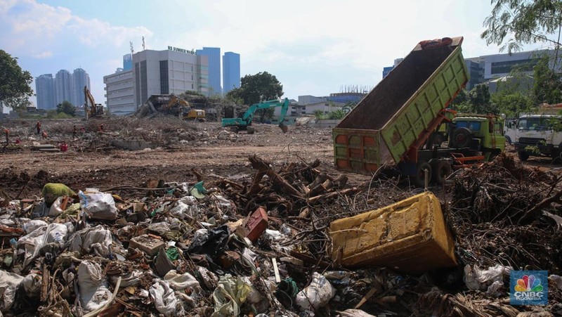 Pekerja menggunakan alat berat membongkar bangunan lama di lahan bekas Rumah Sakit (RS) Sumber Waras, Grogol, Jakarta, Jumat (31/10/2025). Pekerja menggunakan alat berat membongkar bangunan lama di lahan bekas Rumah Sakit (RS) Sumber Waras, Grogol, Jakarta, Jumat (31/10/2025). (CNBC Indonesia/Faisal Rahman)