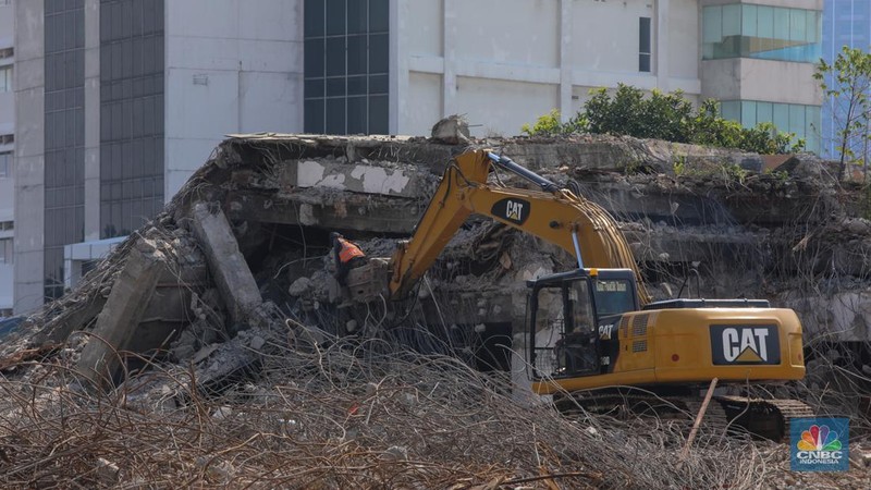 Pekerja menggunakan alat berat membongkar bangunan lama di lahan bekas Rumah Sakit (RS) Sumber Waras, Grogol, Jakarta, Jumat (31/10/2025). Pekerja menggunakan alat berat membongkar bangunan lama di lahan bekas Rumah Sakit (RS) Sumber Waras, Grogol, Jakarta, Jumat (31/10/2025). (CNBC Indonesia/Faisal Rahman)