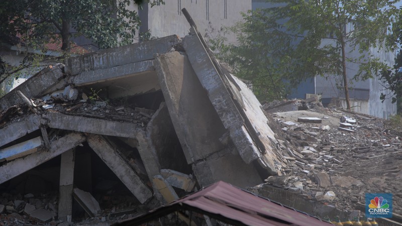 Pekerja menggunakan alat berat membongkar bangunan lama di lahan bekas Rumah Sakit (RS) Sumber Waras, Grogol, Jakarta, Jumat (31/10/2025). Pekerja menggunakan alat berat membongkar bangunan lama di lahan bekas Rumah Sakit (RS) Sumber Waras, Grogol, Jakarta, Jumat (31/10/2025). (CNBC Indonesia/Faisal Rahman)