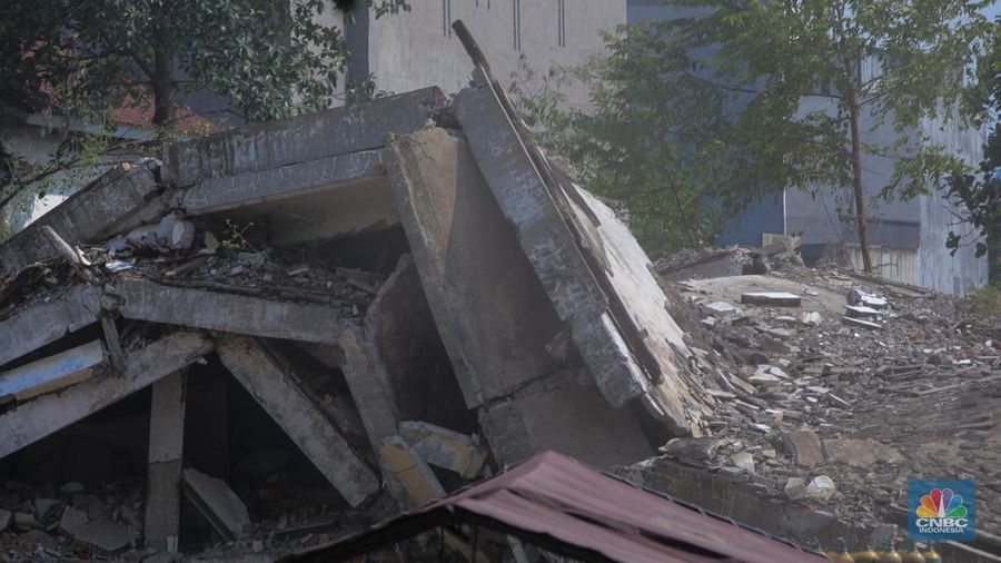 Pekerja menggunakan alat berat membongkar bangunan lama di lahan bekas Rumah Sakit (RS) Sumber Waras, Grogol, Jakarta, Jumat (31/10/2025). Pekerja menggunakan alat berat membongkar bangunan lama di lahan bekas Rumah Sakit (RS) Sumber Waras, Grogol, Jakarta, Jumat (31/10/2025). (CNBC Indonesia/Faisal Rahman)